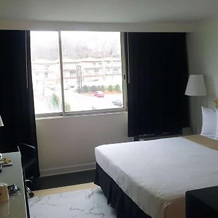 Ramada By Wyndham North Bergen Hotel Exterior foto