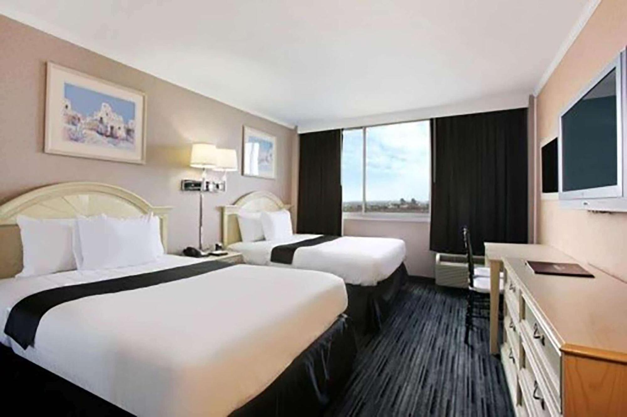 Ramada By Wyndham North Bergen Hotel Exterior foto