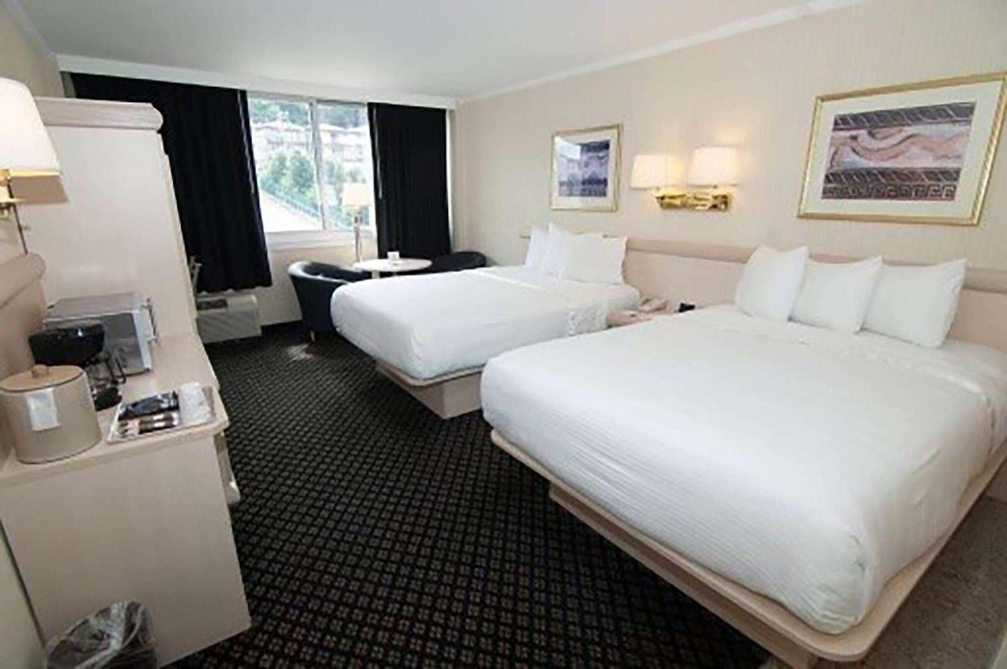 Ramada By Wyndham North Bergen Hotel Exterior foto