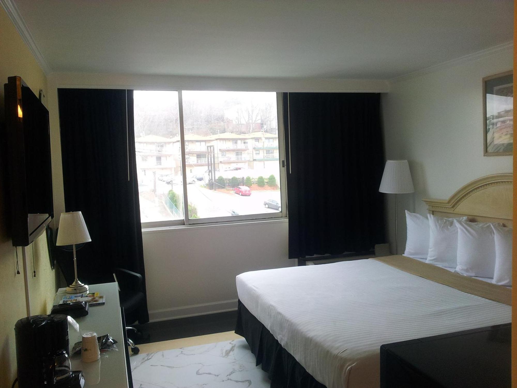 Ramada By Wyndham North Bergen Hotel Exterior foto
