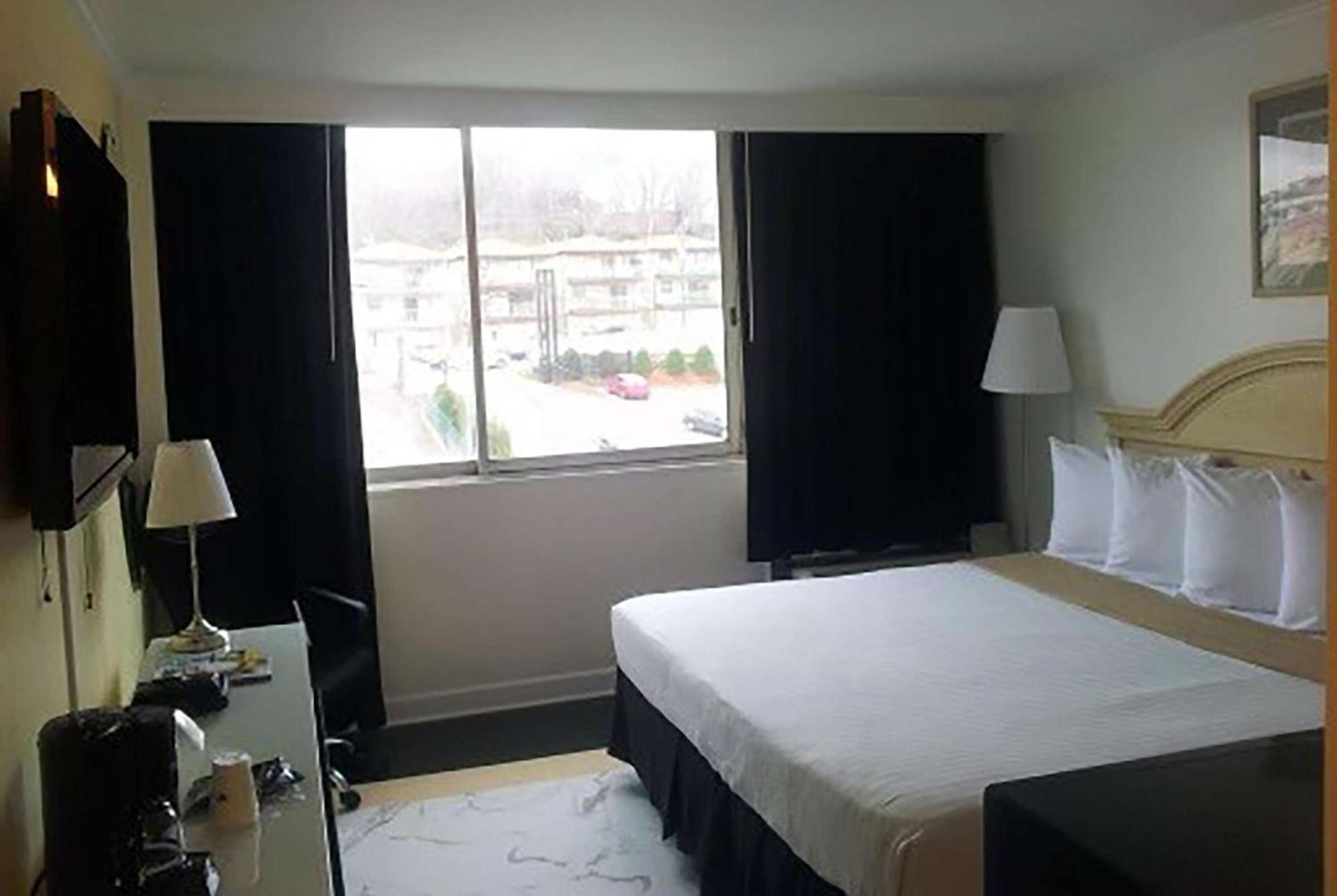 Ramada By Wyndham North Bergen Hotel Exterior foto