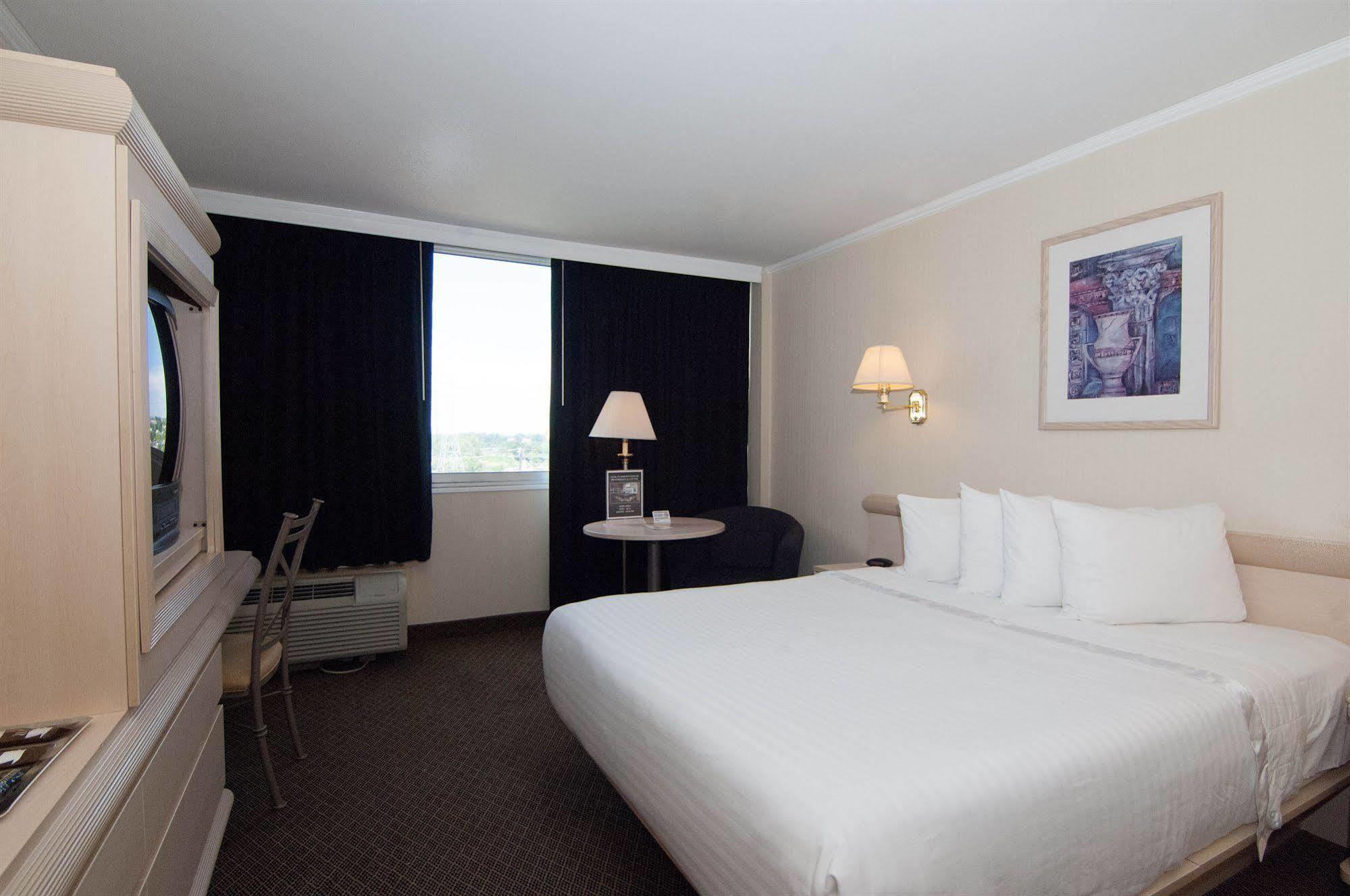 Ramada By Wyndham North Bergen Hotel Exterior foto